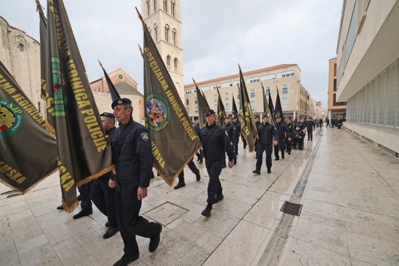 Mimohod pripadnika OSRH i MUP-a povodom 32. obljetnice VRO Maslenica 