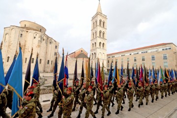 Mimohod pripadnika OSRH i MUP-a povodom 32. obljetnice VRO Maslenica 