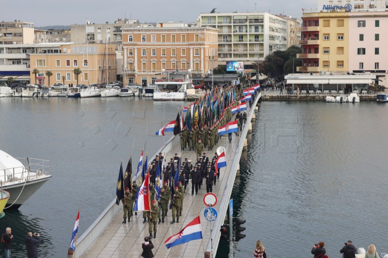 Mimohod pripadnika OSRH i MUP-a povodom 32. obljetnice VRO Maslenica 