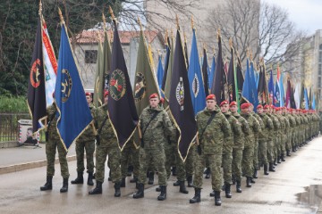 Mimohod pripadnika OSRH i MUP-a povodom 32. obljetnice VRO Maslenica 