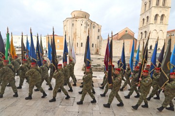 Mimohod pripadnika OSRH i MUP-a povodom 32. obljetnice VRO Maslenica 