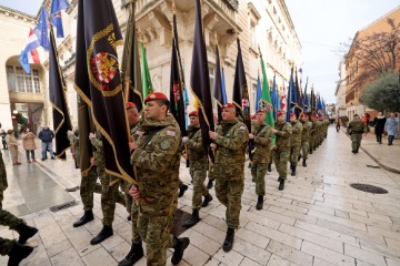 Mimohod pripadnika OSRH i MUP-a povodom 32. obljetnice VRO Maslenica 