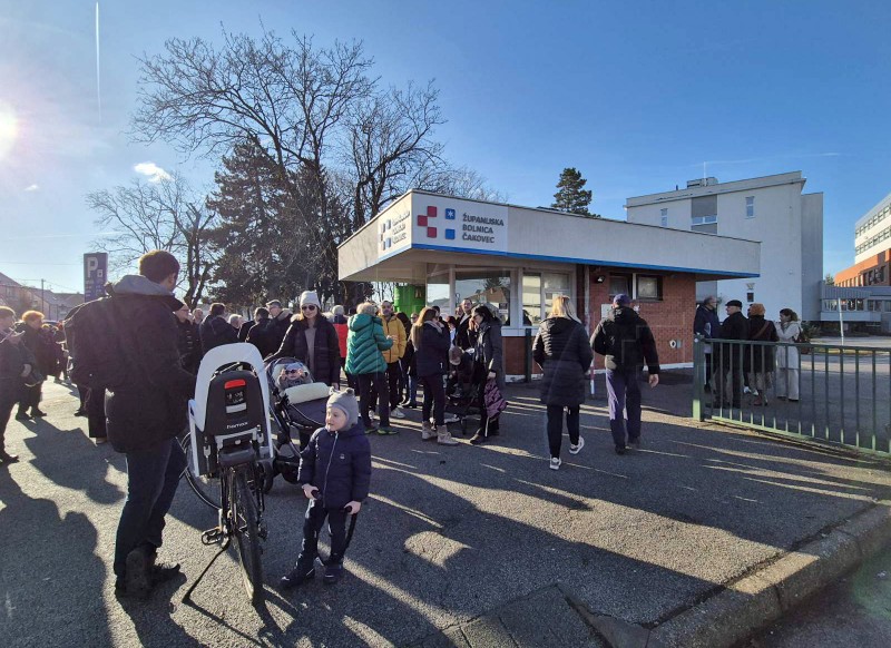 Građani prosvjeduju ispred Županijske bolnice Čakovec