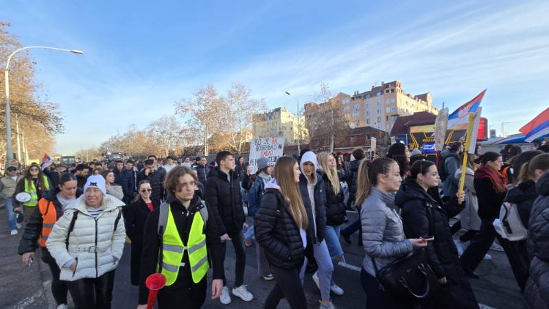 Beograd: Tisuće studenata blokirale jedan od ključnih prometnih čvorova