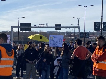 Beograd: Tisuće studenata blokirale jedan od ključnih prometnih čvorova