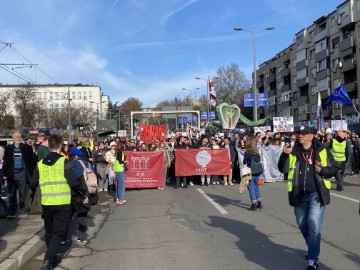 Beograd: Tisuće studenata blokirale jedan od ključnih prometnih čvorova