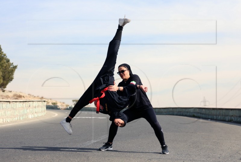 IRAN PHOTO SET STUNTWOMEN