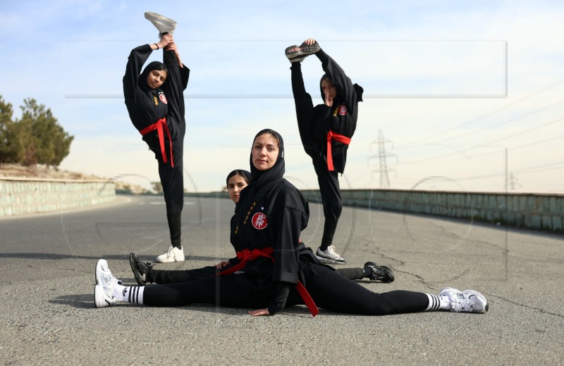 IRAN PHOTO SET STUNTWOMEN