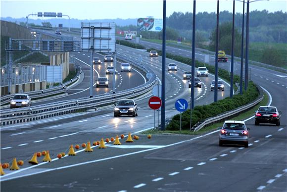 HAK: Skliski kolnici, vjetar ometa pomorski promet