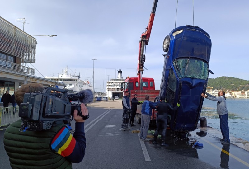 Split: Vađenje automobila iz mora