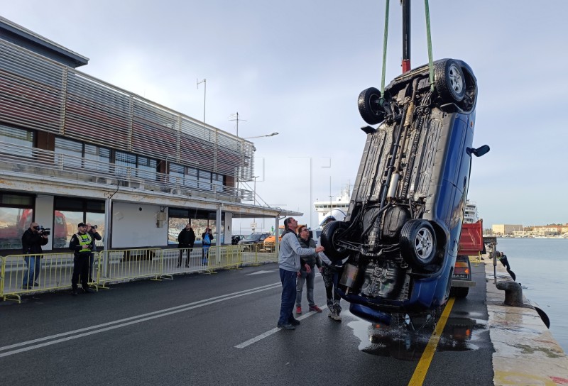 Split: Vađenje automobila iz mora