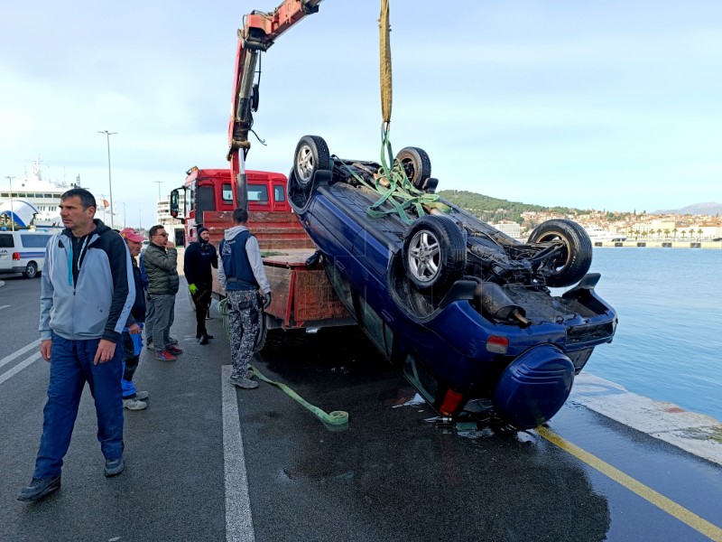 Split: Vađenje automobila iz mora