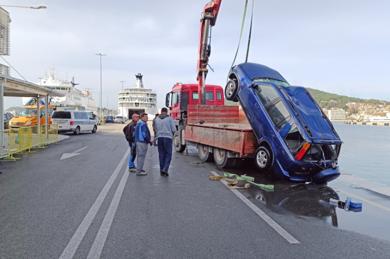 Split: Vađenje automobila iz mora