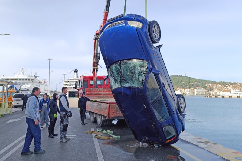 Split: Vađenje automobila iz mora