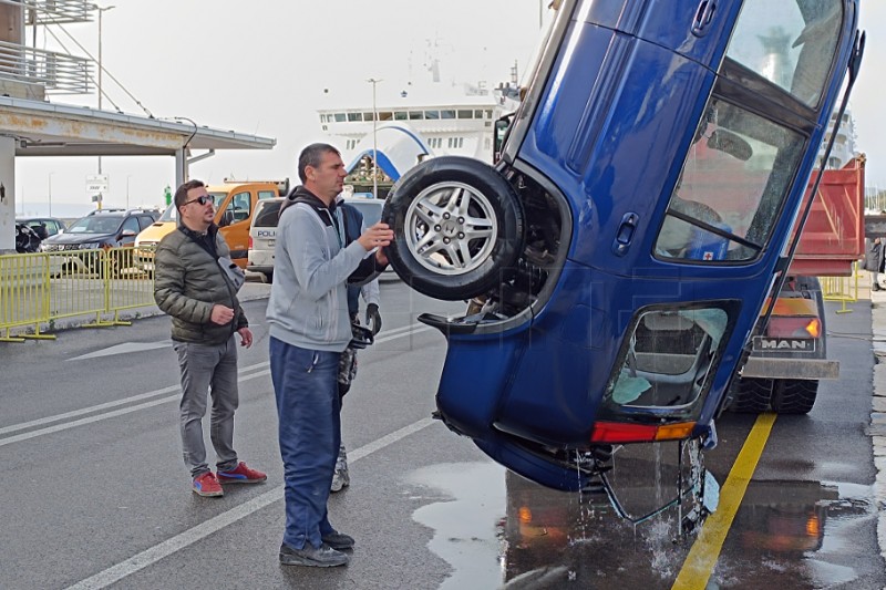 Split: Vađenje automobila iz mora