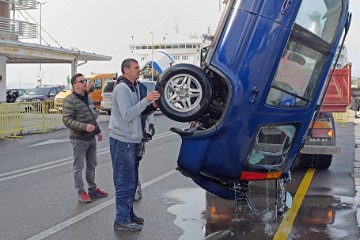 Split: Vađenje automobila iz mora