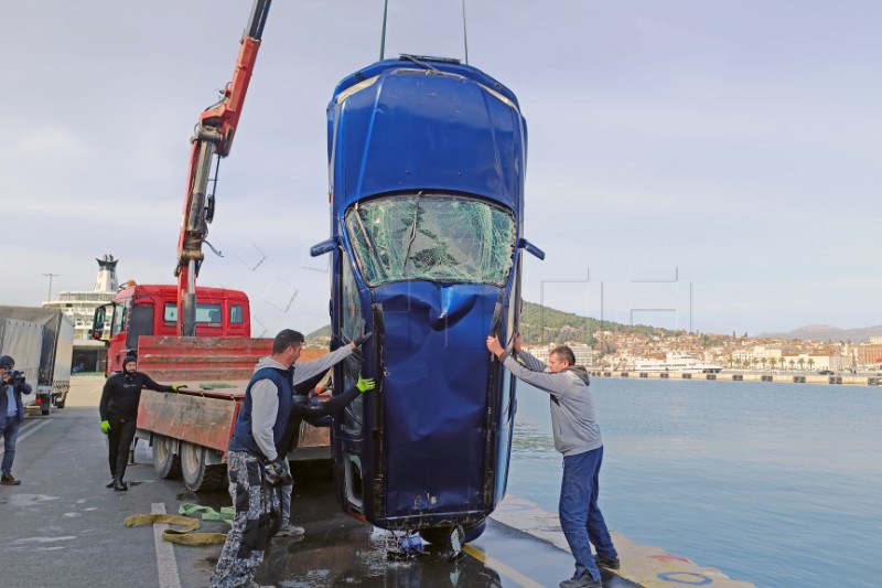 Split: Vađenje automobila iz mora