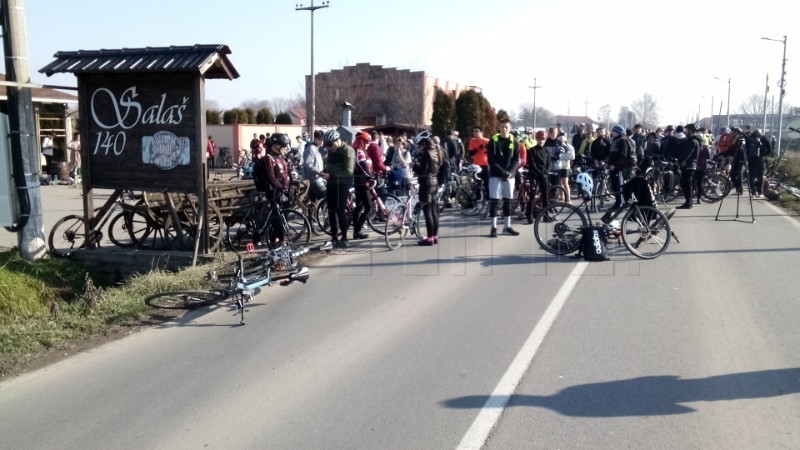 Beogradski studenti i biciklima krenuli na prosvjed u Novi Sad