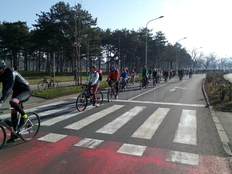 Beogradski studenti i biciklima krenuli na prosvjed u Novi Sad