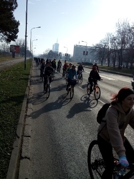 Beogradski studenti i biciklima krenuli na prosvjed u Novi Sad