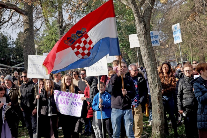 Zadar: Prosvjed "Spasimo Vruljicu" protiv devastacije prostora i zelenih površina