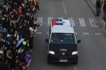 Kraj blokade mostova u Novom Sadu, studenti čiste prostor na kojem su prosvjedovali