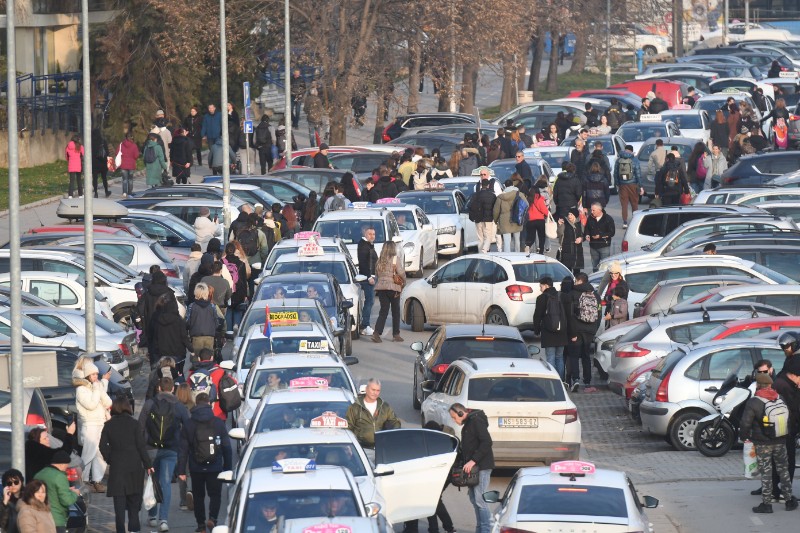 Kraj blokade mostova u Novom Sadu, studenti čiste prostor na kojem su prosvjedovali