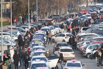 Kraj blokade mostova u Novom Sadu, studenti čiste prostor na kojem su prosvjedovali