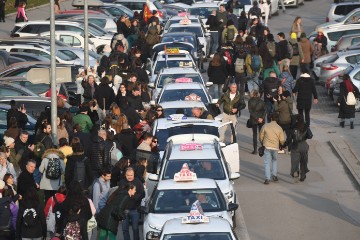 Kraj blokade mostova u Novom Sadu, studenti čiste prostor na kojem su prosvjedovali