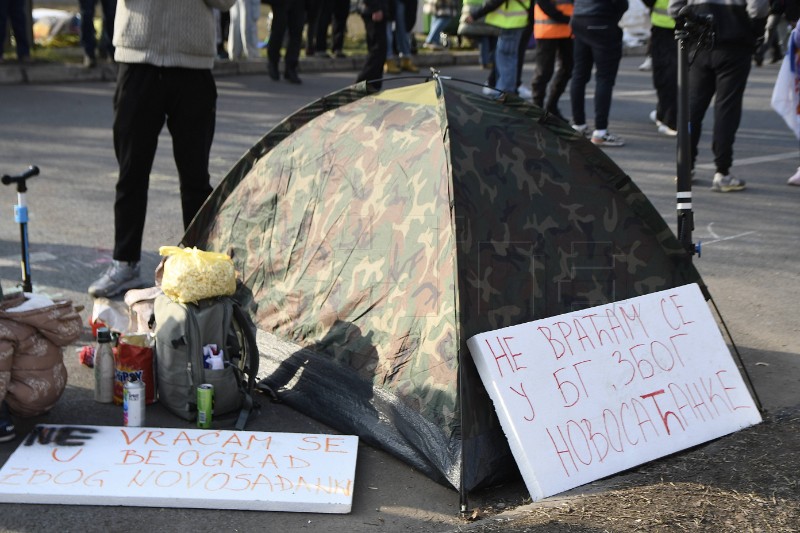 Kraj blokade mostova u Novom Sadu, studenti čiste prostor na kojem su prosvjedovali