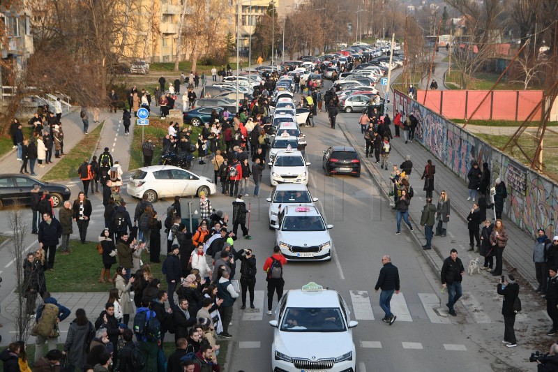 Kraj blokade mostova u Novom Sadu, studenti čiste prostor na kojem su prosvjedovali