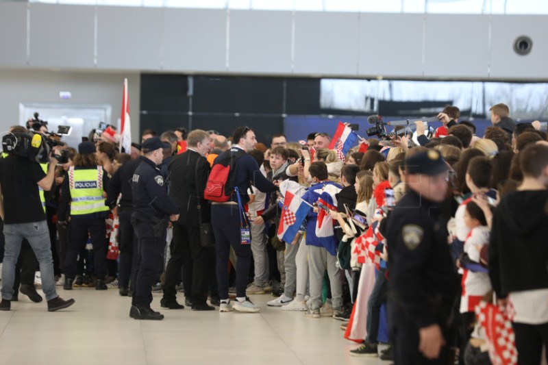 Srebrni rukometaši sletjeli u Zagreb, na Trgu ih čekaju deseci tisuća navijača