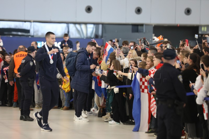 Srebrni rukometaši sletjeli u Zagreb, na Trgu ih čekaju deseci tisuća navijača