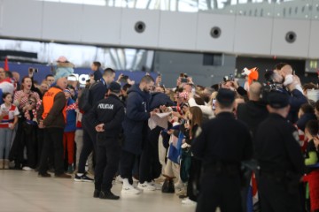 Srebrni rukometaši sletjeli u Zagreb, na Trgu ih čekaju deseci tisuća navijača