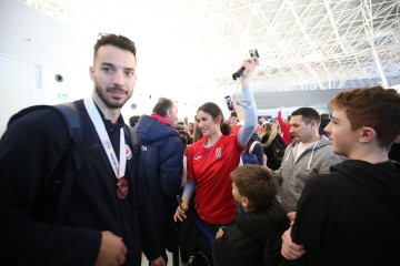 Srebrni rukometaši sletjeli u Zagreb, na Trgu ih čekaju deseci tisuća navijača