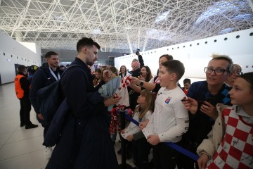 Srebrni rukometaši sletjeli u Zagreb, na Trgu ih čekaju deseci tisuća navijača