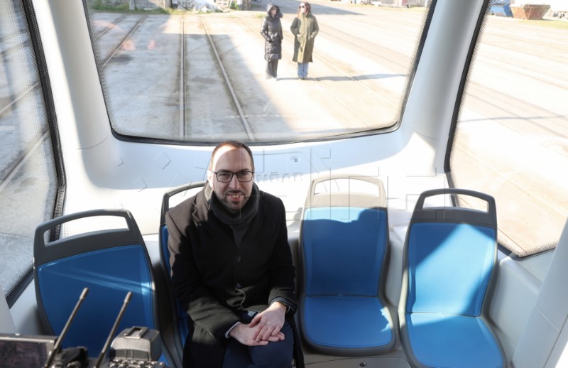 Gradonačelnik Tomašević i njegovi zamjenici predstavili novi tramvaj ZET-a