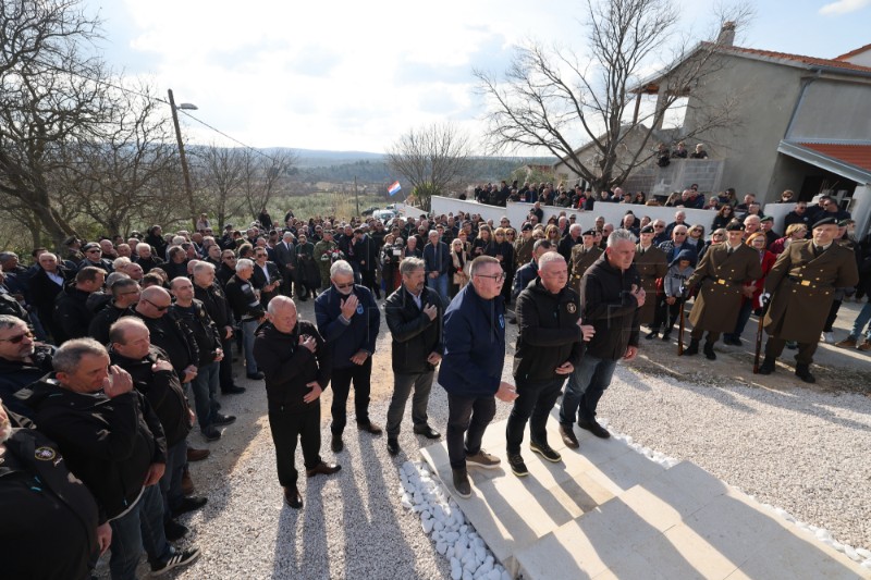  Ministar Medved na svečanom otkrivanju spomenika poginulim hrvatskim braniteljima