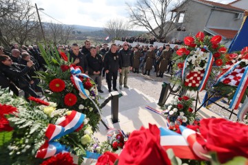  Ministar Medved na svečanom otkrivanju spomenika poginulim hrvatskim braniteljima