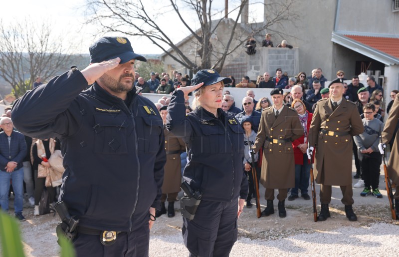  Ministar Medved na svečanom otkrivanju spomenika poginulim hrvatskim braniteljima