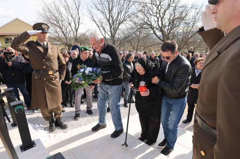  Ministar Medved na svečanom otkrivanju spomenika poginulim hrvatskim braniteljima