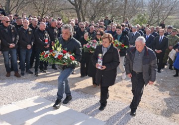  Ministar Medved na svečanom otkrivanju spomenika poginulim hrvatskim braniteljima