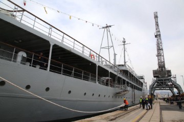 Brod "Galeb" privezan uz Molo longo u riječkoj luci