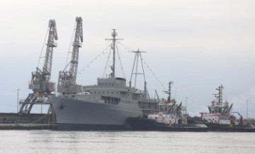 Brod "Galeb" privezan uz Molo longo u riječkoj luci