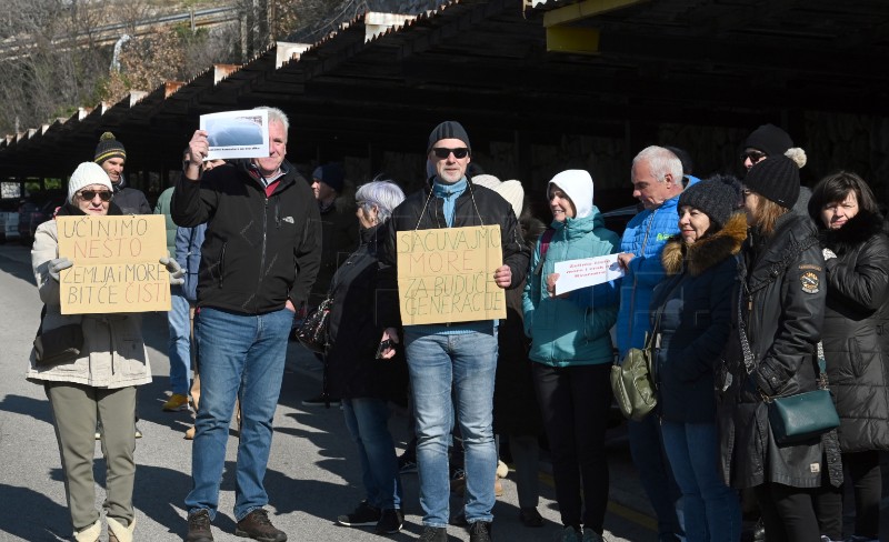 Prosvjed i predaja peticije "Spasimo plaže na Kvarneru"