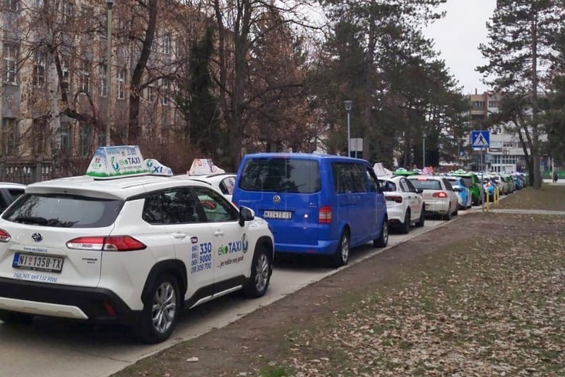 Stotine taksista vraćaju studente koji su tri dana pješačili na skup u Kragujevcu