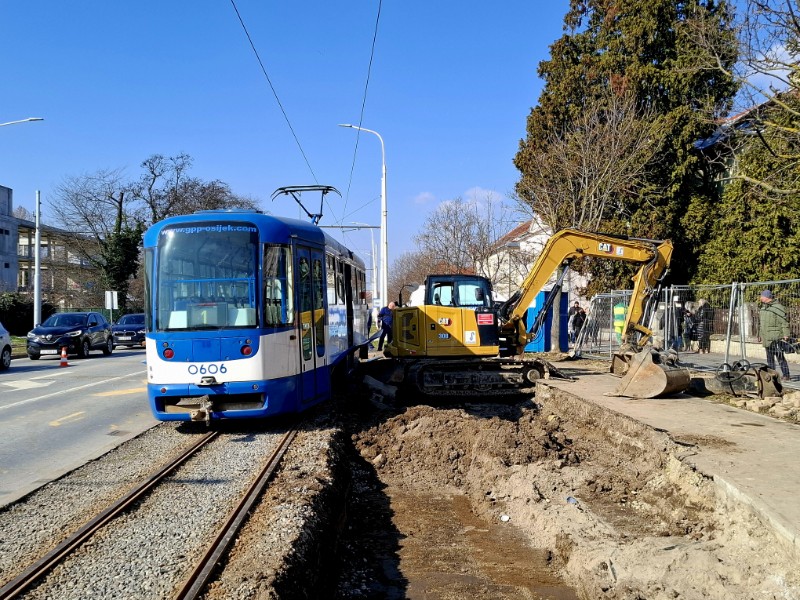 Osijek: Policijski očevid na mjestu sudara bagera i tramvaja