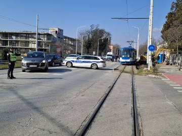 Osijek: Policijski očevid na mjestu sudara bagera i tramvaja