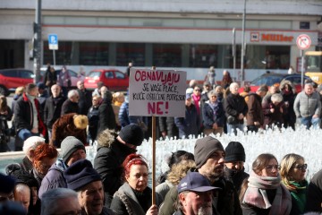 Održano protestno okupljanje potrošača ispred Hrvatske narodne banke (HNB)