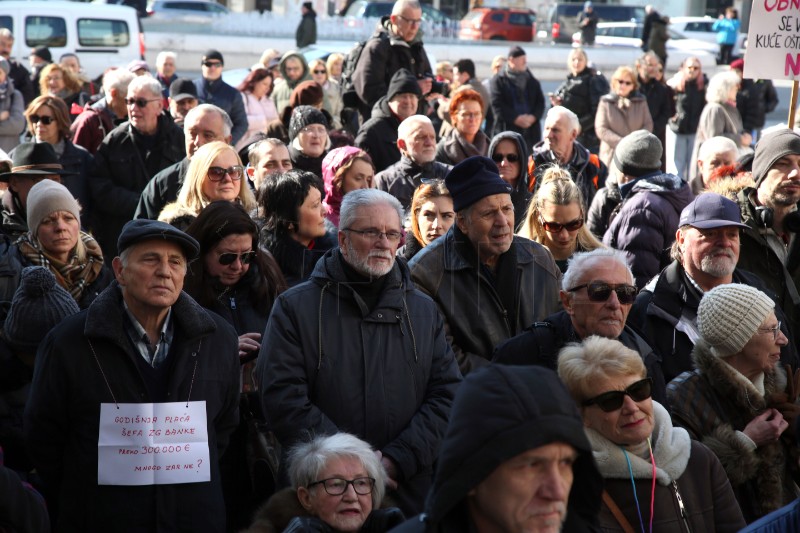 Održano protestno okupljanje potrošača ispred Hrvatske narodne banke (HNB)